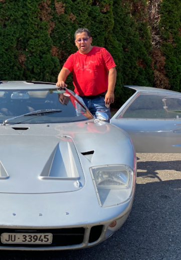 Silberner GT mit zufriedenem Kunden